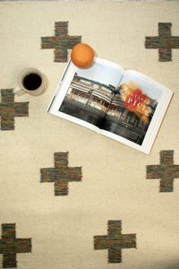 IVORY MULTICOLOR CROSS HAND WOVEN DHURRIE CLOSEUP