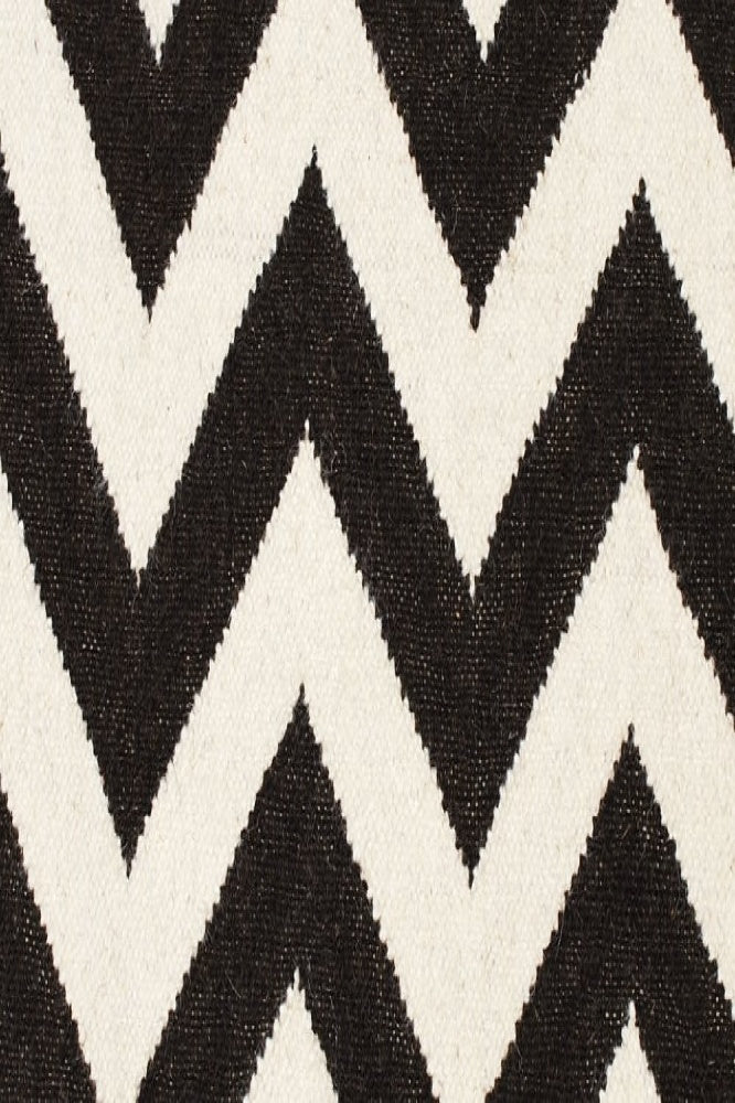 BLACK AND IVORY CHEVRON HAND WOVEN DHURRIE